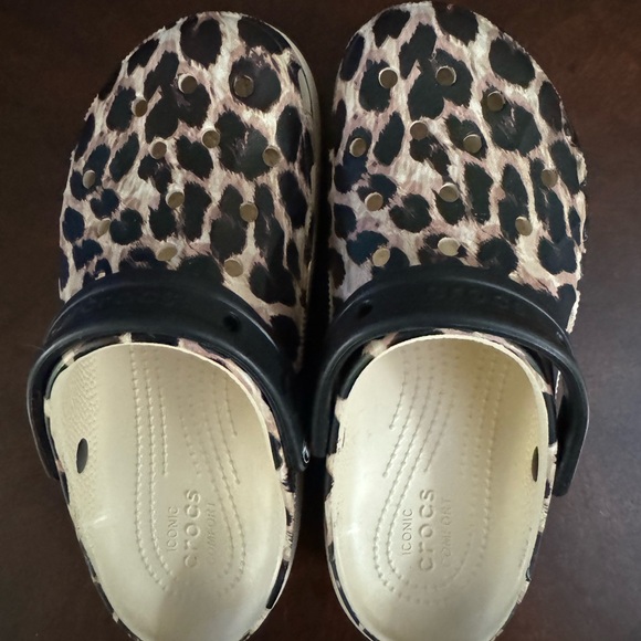 Women’s Size 8 Leopard Print CROCS - Picture 4 of 14